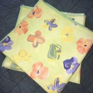 Set of 2 green Cloth Napkins w floral pattern 17”